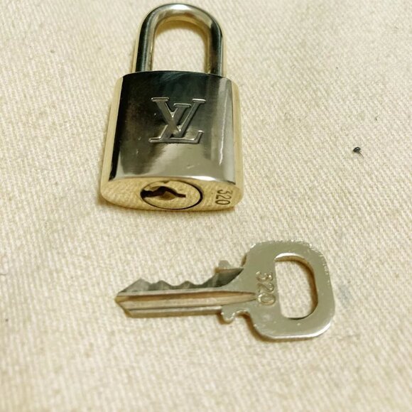 LOUIS VUITTON LV 10 SET PADLOCK KEY CHARM CADENA GOLD-PLATED FRANCE 37PDA161 - Picture 4 of 4